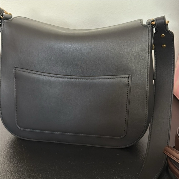 New Coach Black Leather Shoulder Bag with Gold Chain - Picture 2 of 9